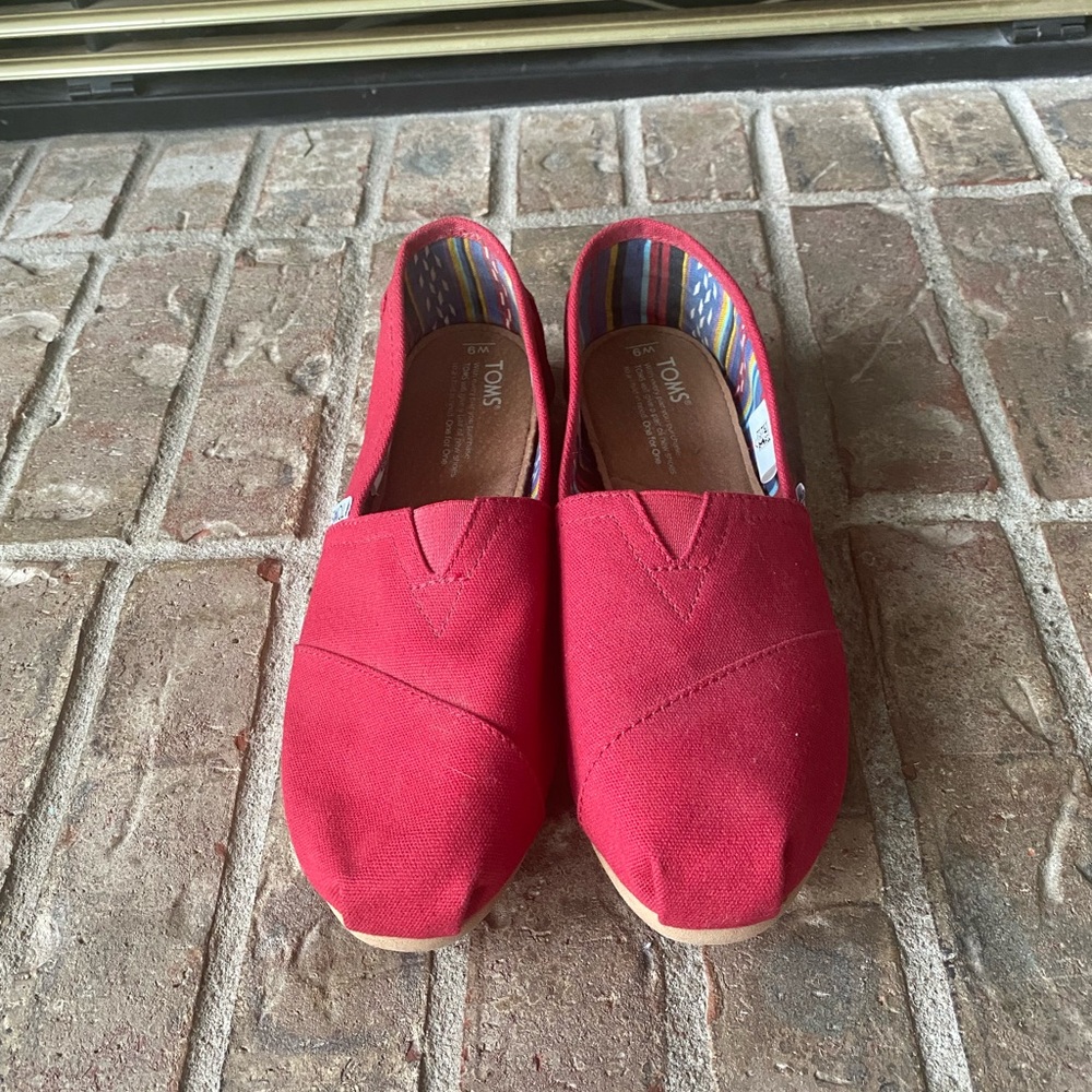 NWOT Toms Women’s Classic Shoes in Red